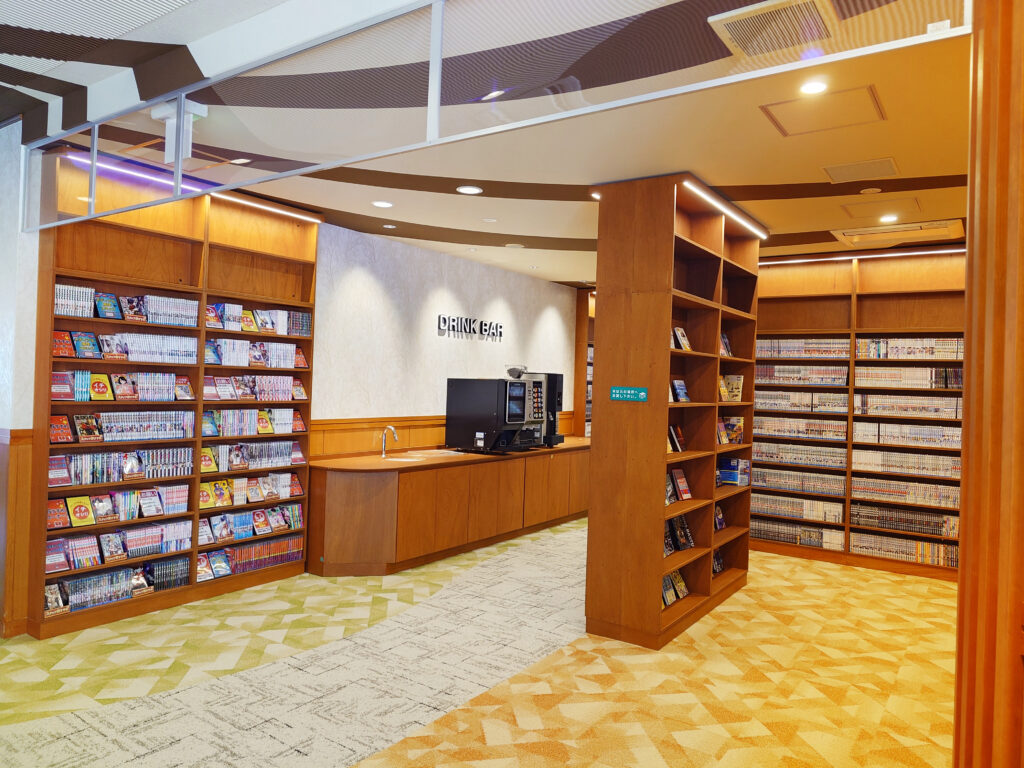 青井岳温泉のリニューアルで設置された、10,000冊のマンガと地域本が並ぶスマートコミック導入のブックラウンジ③