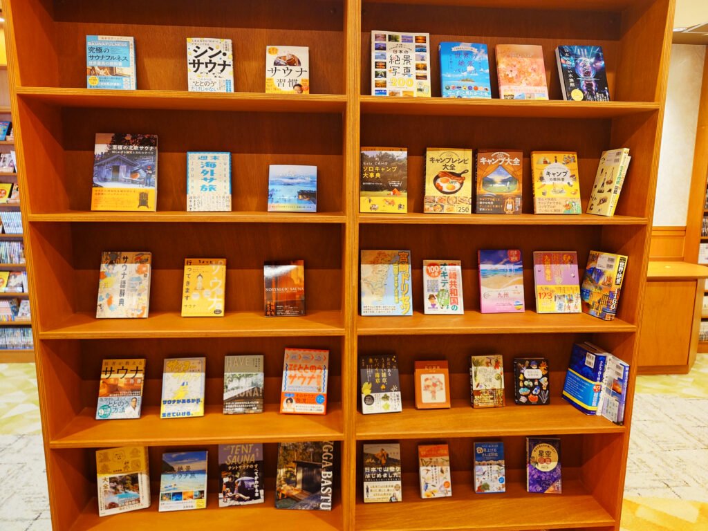 青井岳温泉のリニューアルで設置された、10,000冊のマンガと地域本が並ぶスマートコミック導入のブックラウンジ②