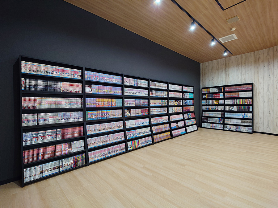 水戸デジタル専門カレッジの交流ラウンジのマンガコーナー1