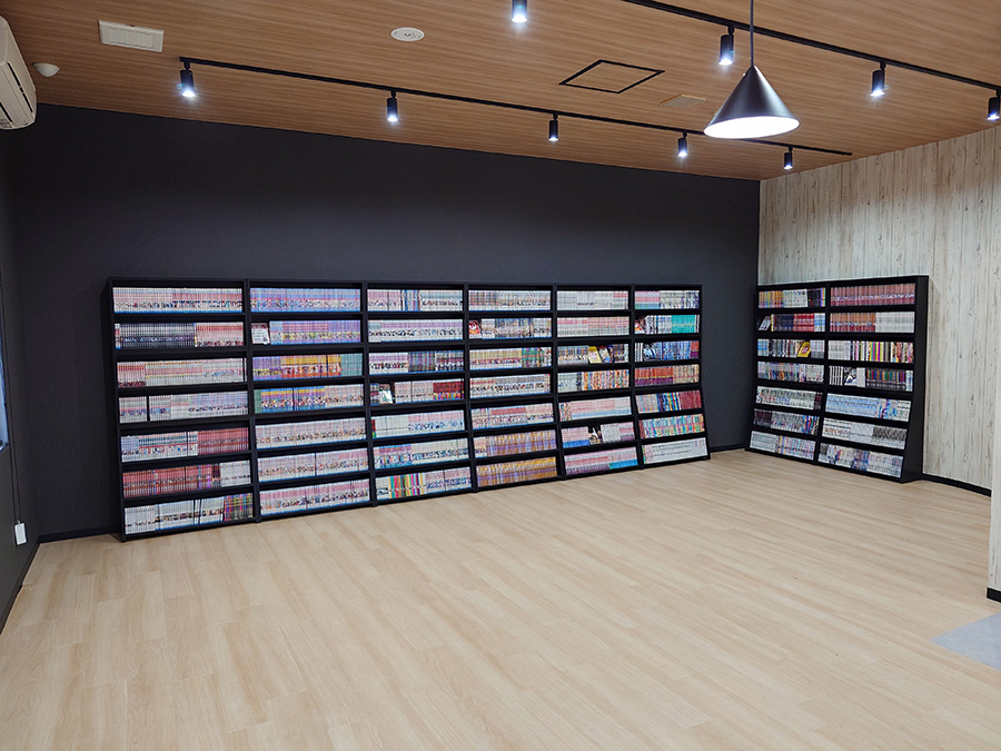 水戸デジタル専門カレッジの交流ラウンジのマンガコーナー２