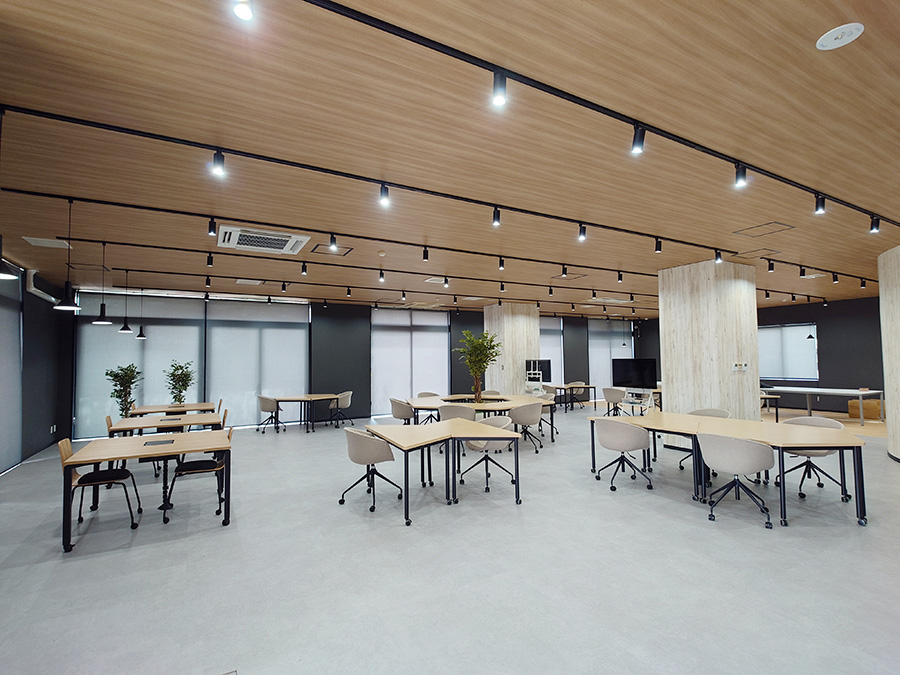 水戸デジタル専門カレッジの1階クロスラウンジ